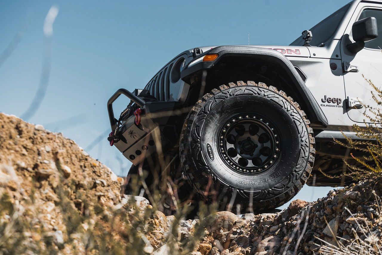 2021 Jeep Gladiator - KMC RIOT SBL - Gray | KMC Wheels
